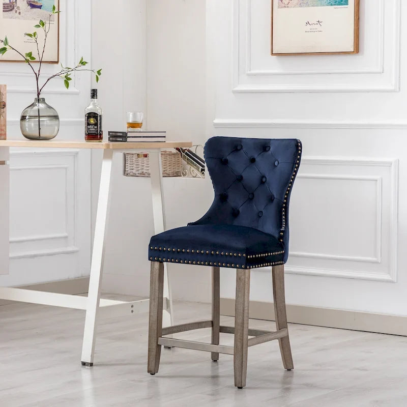 Tabouret de comptoir à dossier haut capitonné avec clous décoratifs et pieds gris antique de 61 cm