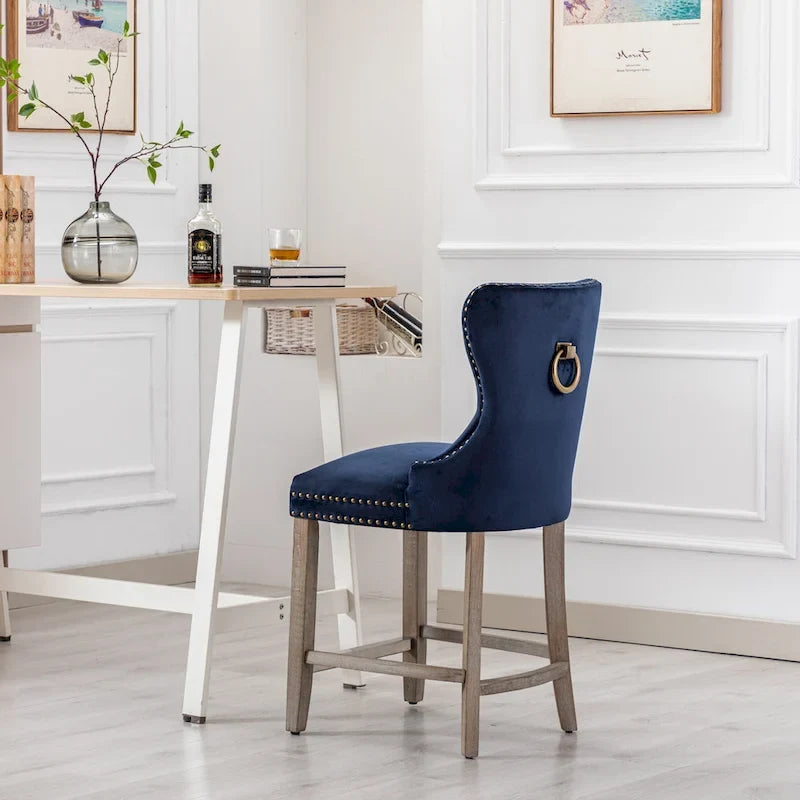 Tabouret de comptoir à dossier haut capitonné avec clous décoratifs et pieds gris antique de 61 cm