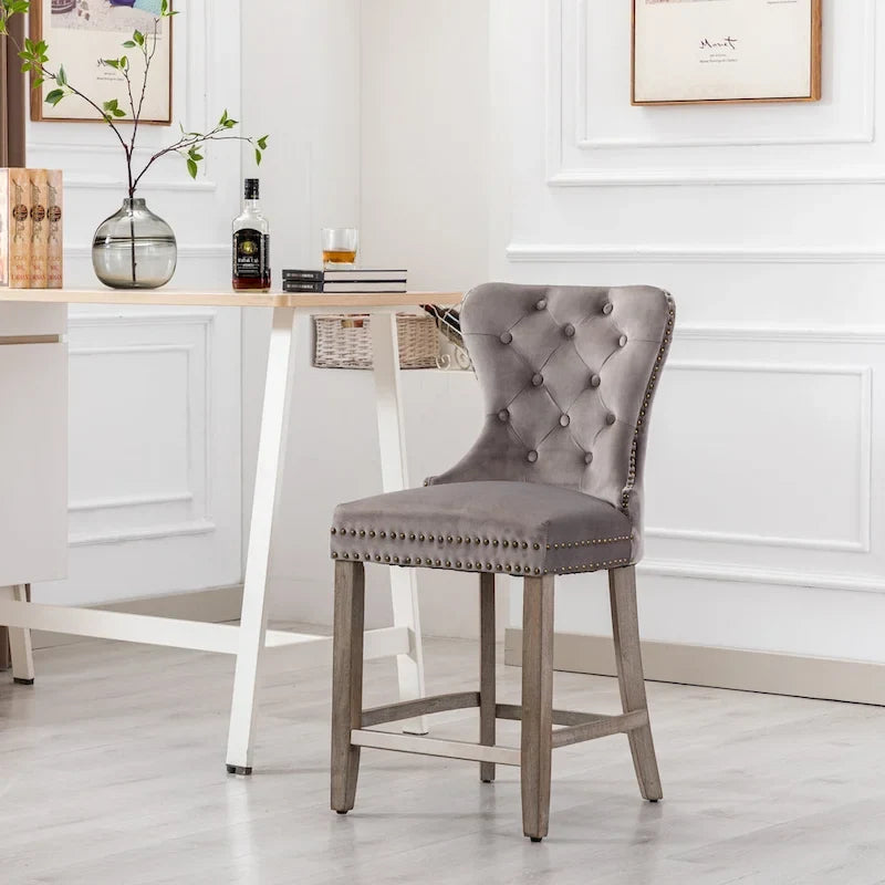 Tabouret de comptoir à dossier haut capitonné avec clous décoratifs et pieds gris antique de 61 cm