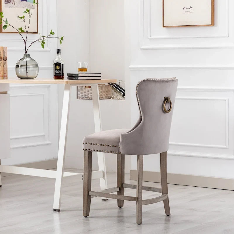 Tabouret de comptoir à dossier haut capitonné avec clous décoratifs et pieds gris antique de 61 cm