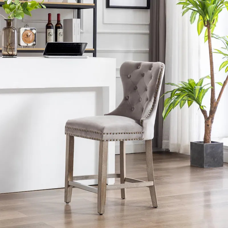 Tabouret de comptoir à dossier haut capitonné avec clous décoratifs et pieds gris antique de 61 cm