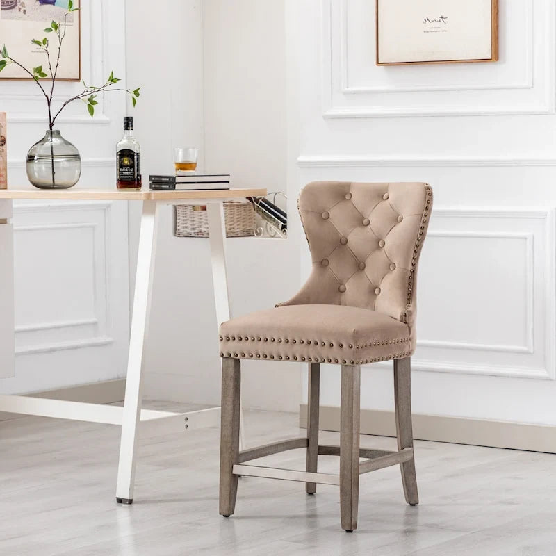 Tabouret de comptoir à dossier haut capitonné avec clous décoratifs et pieds gris antique de 61 cm