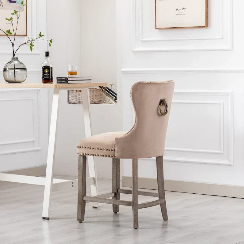 Tabouret de comptoir à dossier haut capitonné avec clous décoratifs et pieds gris antique de 61 cm