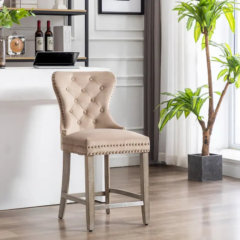 Tabouret de comptoir à dossier haut capitonné avec clous décoratifs et pieds gris antique de 61 cm