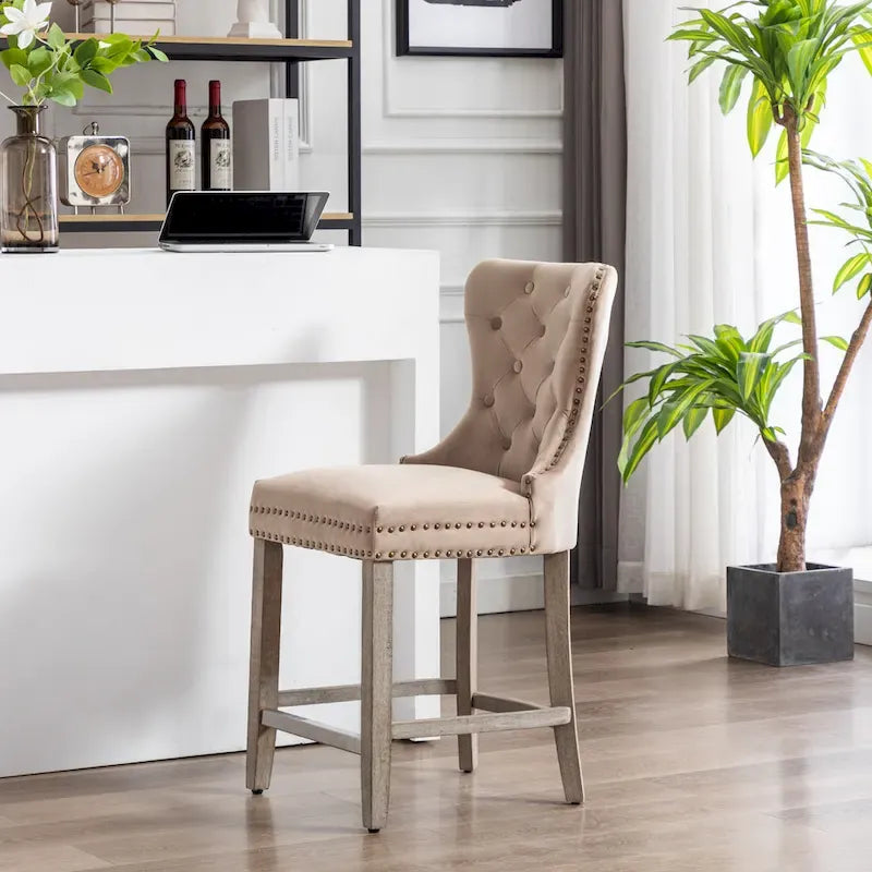 Tabouret de comptoir à dossier haut capitonné avec clous décoratifs et pieds gris antique de 61 cm