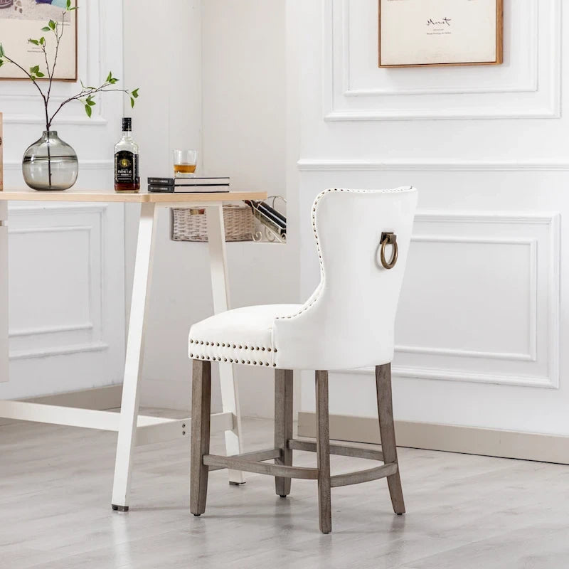 Tabouret de comptoir à dossier haut capitonné avec clous décoratifs et pieds gris antique de 61 cm