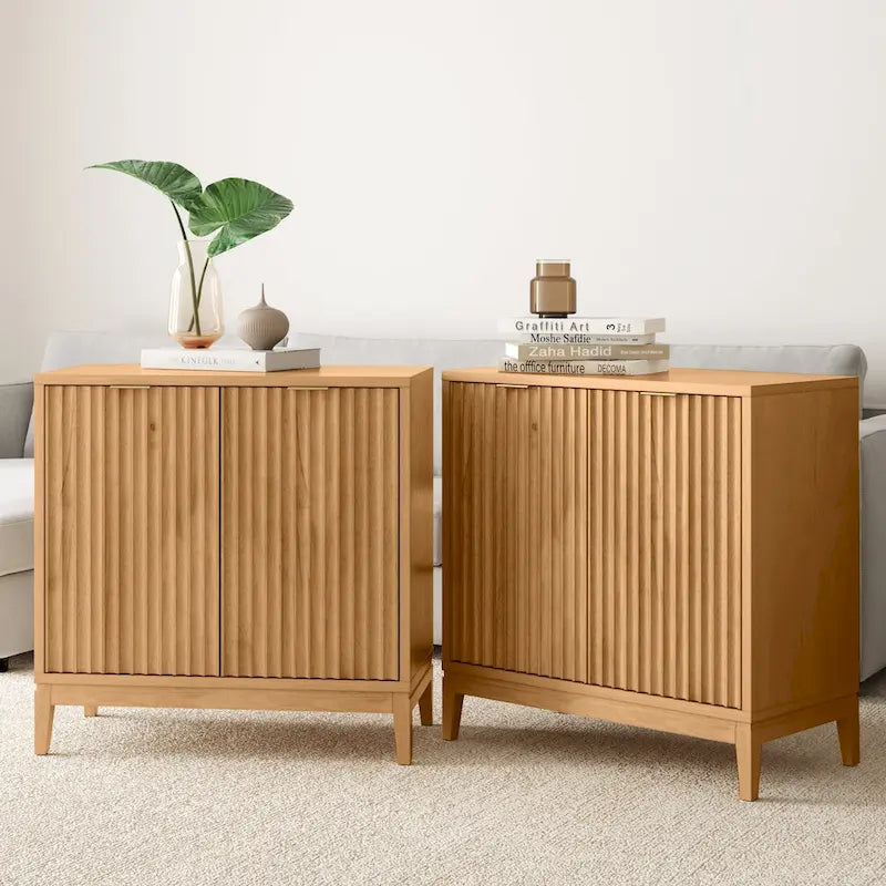 Buffet moderne avec portes cannelées et poignées en laiton