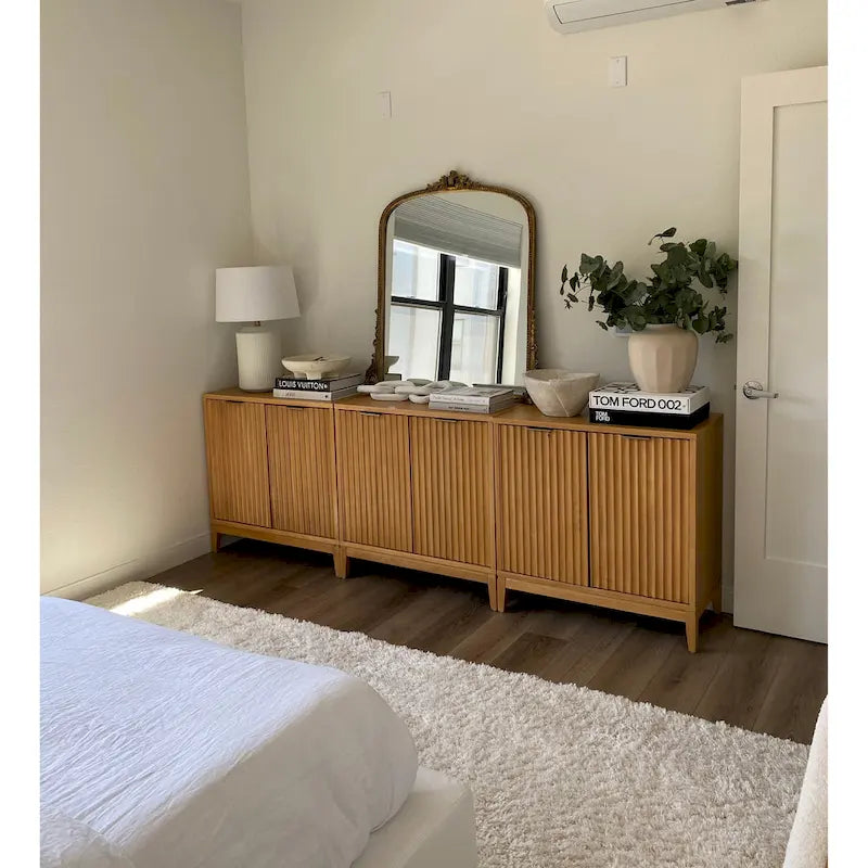 Buffet moderne avec portes cannelées et poignées en laiton