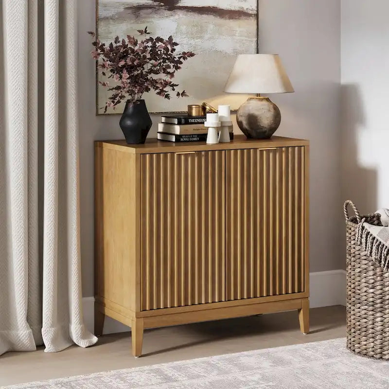 Buffet moderne avec portes cannelées et poignées en laiton
