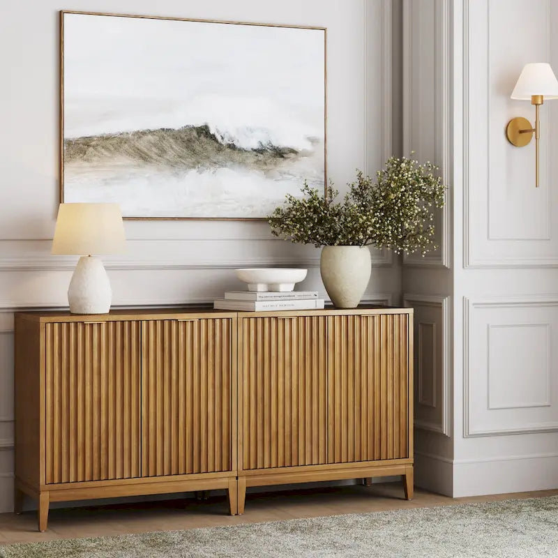 Buffet moderne avec portes cannelées et poignées en laiton