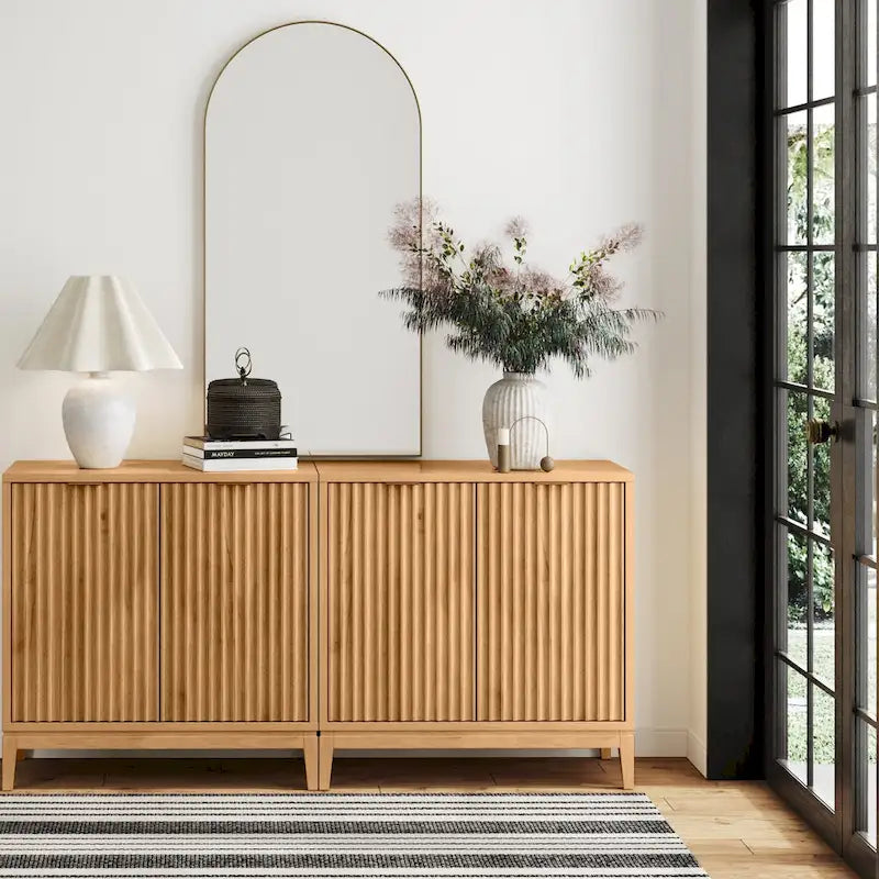 Buffet moderne avec portes cannelées et poignées en laiton