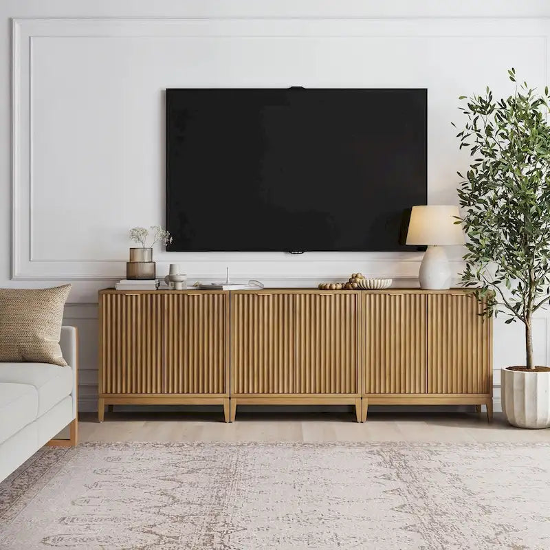 Buffet moderne avec portes cannelées et poignées en laiton