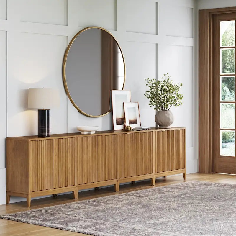 Buffet moderne avec portes cannelées et poignées en laiton