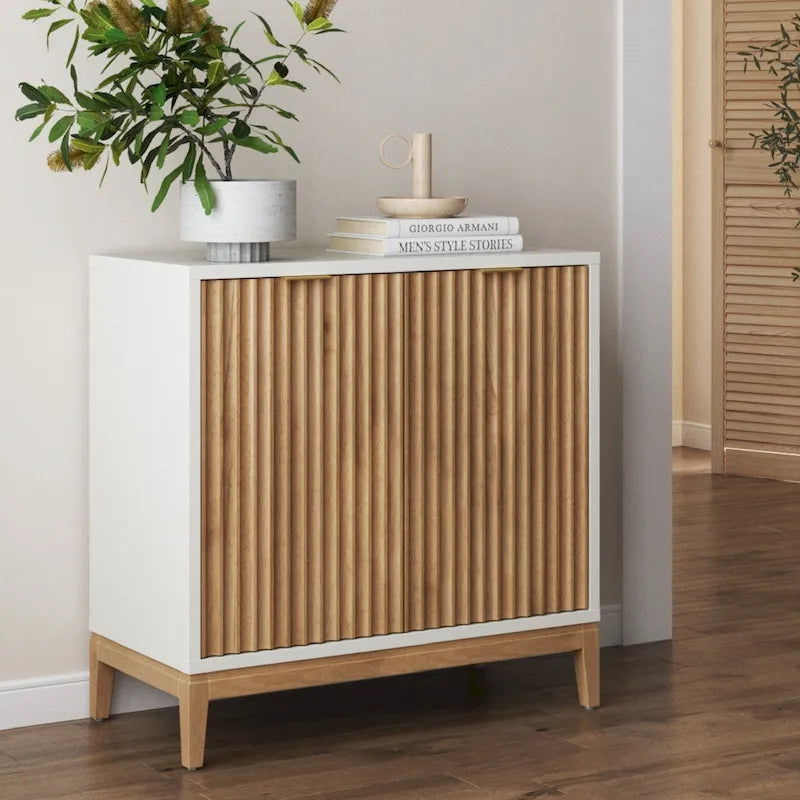 Buffet moderne avec portes cannelées et poignées en laiton