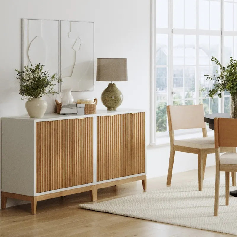 Buffet moderne avec portes cannelées et poignées en laiton